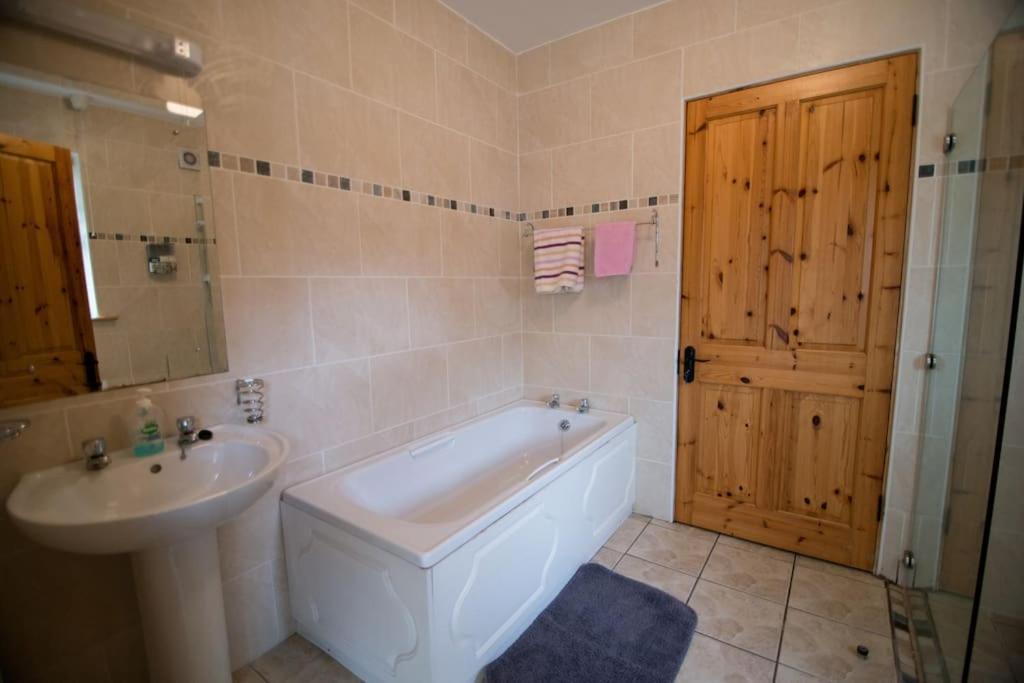 Fanore *Spacious Irish Cottage* מראה חיצוני תמונה